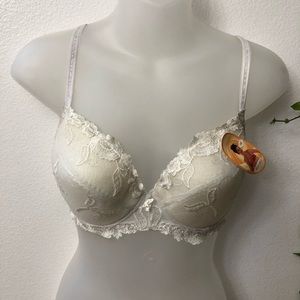 New. Women’s push up bra